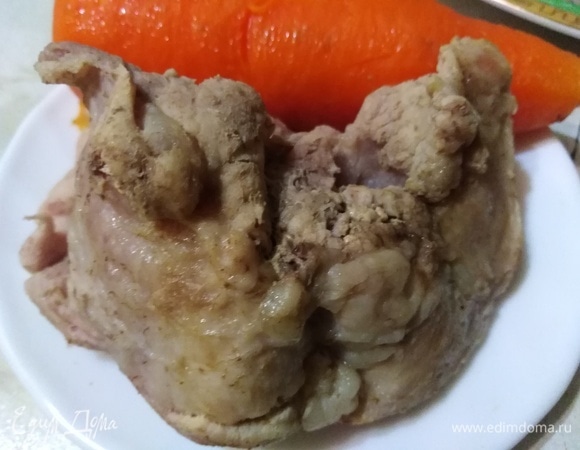 Морковь очистить и целиком отварить с куском свинины в подсоленной воде. Охладить.