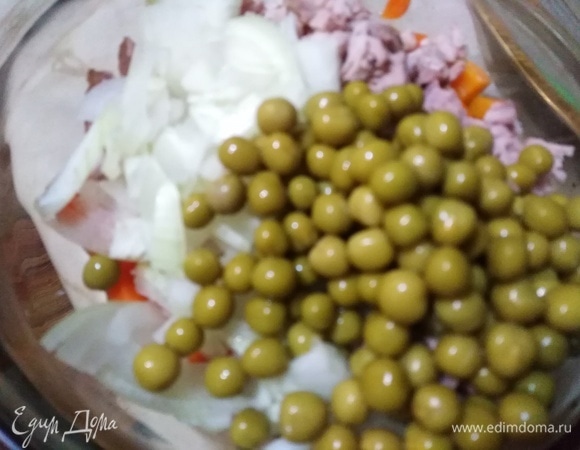 Нарезать. Добавить репчатый лук и зеленый горошек.