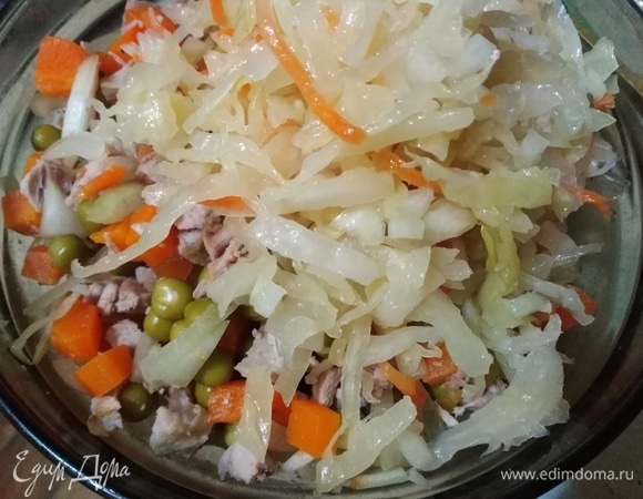 Затем — квашеную капусту и свежий укроп. Заправить растительным маслом, перемешать.