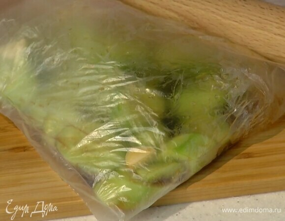 Огурцы, срезав кожицу, нарезать крупными кусками и поместить в целлофановый пакет, добавить чеснок, сок лайма, яблочный уксус, соевый соус, кленовый сироп и мирин. Скрепить верх пакета, слегка придавить огурцы скалкой и оставить на некоторое время, затем лишнюю жидкость слить.