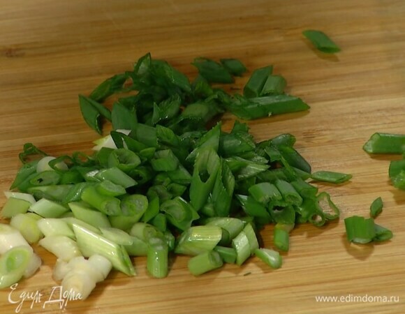 Зеленый лук тонко порезать наискосок.