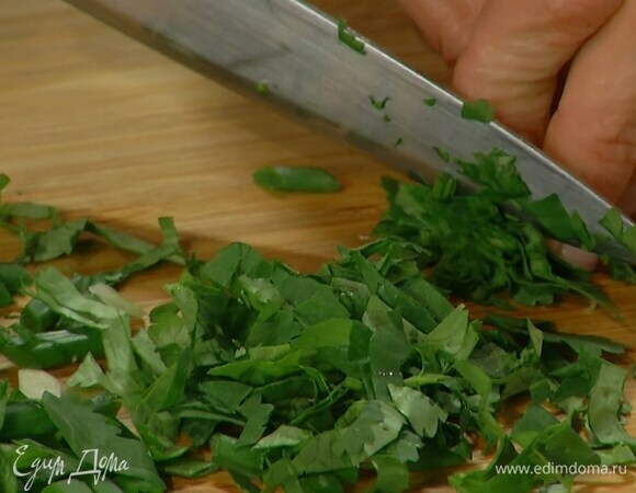 Кинзу мелко порубить.