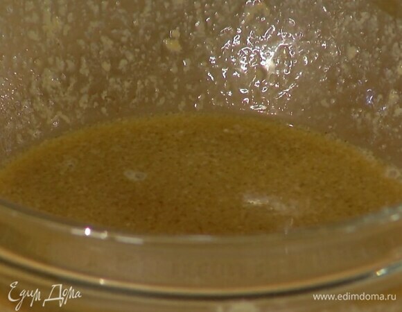 Приготовить заправку: в миске соединить тахини с уксусом, оливковым маслом и соевым соусом, влить немного воды, все поперчить и перемешать.