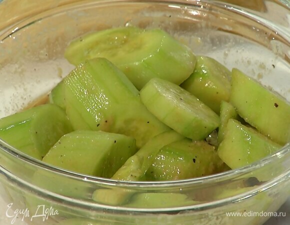 Замаринованные огурцы выложить в заправку и перемешать.