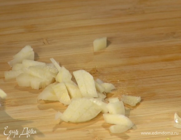 Чеснок почистить и, удалив горькую сердцевину, мелко порубить.