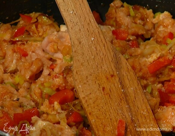 Фарш индейки выложить в сковороду с овощами, посолить, поперчить и обжарить до полуготовности, затем всыпать кориандр и тмин, все перемешать и еще немного обжарить.