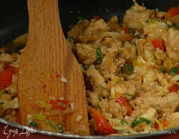 Петрушку мелко порубить, всыпать в фарш и перемешать, затем добавить половину натертого сыра и еще раз перемешать.