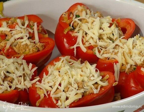 Наполнить половинки перца фаршем, выложить в жаропрочную керамическую форму, посыпать оставшимся сулугуни и запекать в разогретой духовке 25–30 минут.