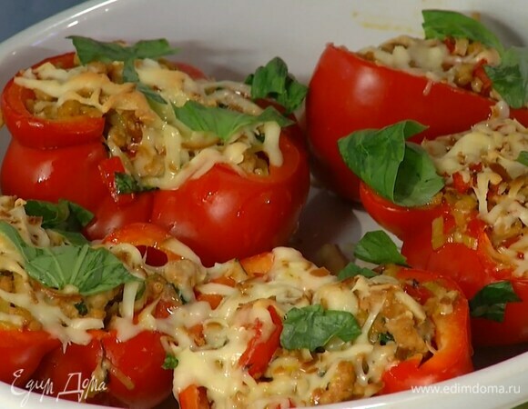 Базилик порвать руками, посыпать запеченный перец и сбрызнуть оливковым маслом Extra Virgin.