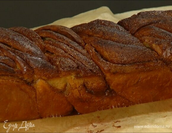 Яичный желток смешать с молоком и солью, смазать косичку и выпекать в разогретой духовке 45 минут.