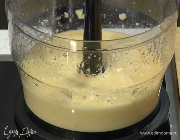 В чашу блендера влить оливковое масло, апельсиновый сок, ванильный экстракт, добавить банан и все взбить.