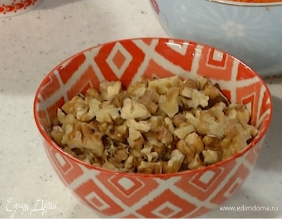 Грецкие орехи крупно порубить ножом.