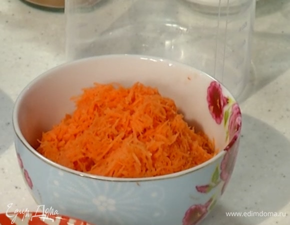 Морковь почистить и натереть на мелкой терке — должно получиться 200 г.