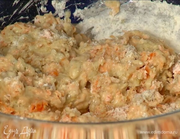 Муку просеять в глубокую миску, добавить сахар, орехи, натертую морковь, соду, разрыхлитель и соль, все перемешать, затем влить апельсиново-банановую смесь и быстро вымешать тесто.