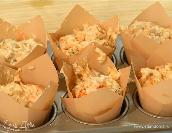 Разложить тесто в формы с бумажными вкладышами и выпекать в разогретой духовке 20–25 минут до готовности маффинов.