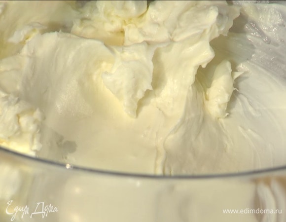 Приготовить крем: сливочный сыр соединить со сливками, сахарной пудрой и лимонным соком, растереть все силиконовой лопаткой.