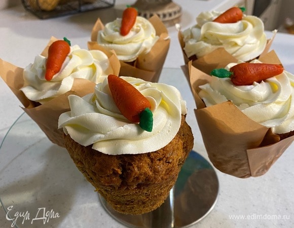 Поместить крем в кондитерский мешок и украсить остывшие маффины, сверху разложить марципановые украшения.