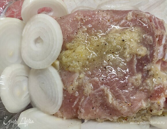 Мясо хорошо натереть маринадом. Положить в форму на лук и закрыть сверху оставшимся луком.