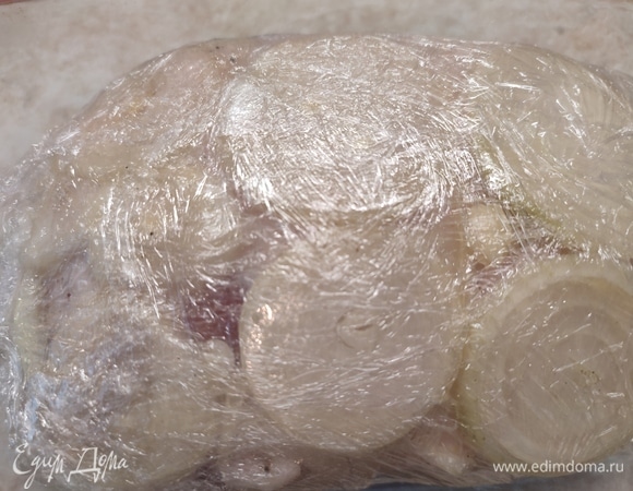 Хорошо закрутить мясо в пищевую пленку и оставить мариноваться на 4 часа. Периодически переворачивать мясо.