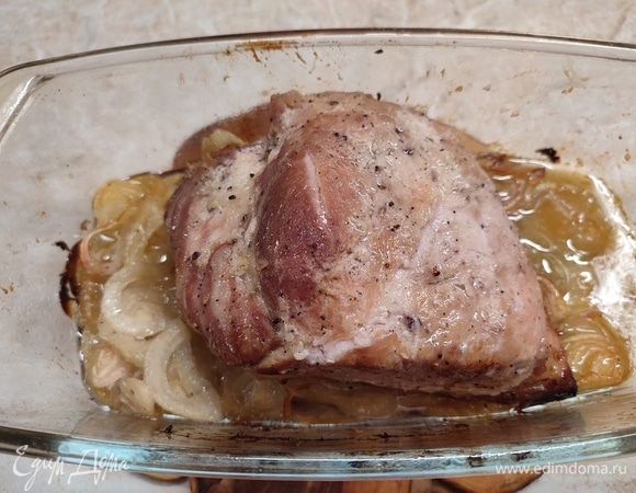 Достать свинину из духовки. Дать постоять 15 минут, и можно ее нарезать.