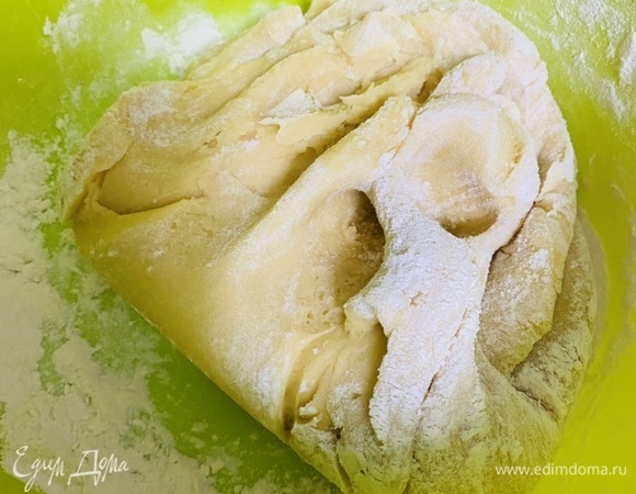 Смешать все ингредиенты. Замесить мягкое и не прилипающее к рукам тесто.