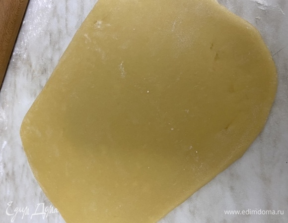 Готовое тесто разделить на 2 равные части и раскатать (0,5–1 см). Мне нравится не очень тонко раскатанное тесто, тогда печеньки похожи на коржики.