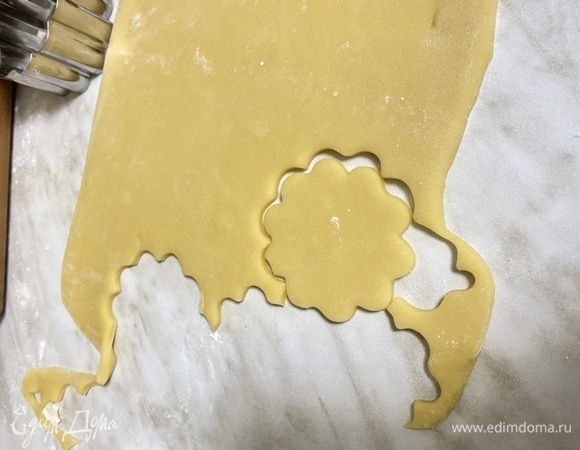 Вырезаем формой печеньки и отправляем их в разогретую до 180°C духовку на 10 минут.