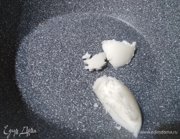 Смалец растопить в сковороде.