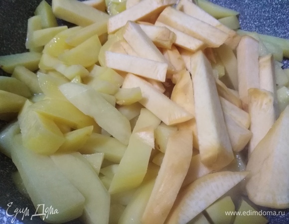 Добавить репу. Продолжить жарить под крышкой 5 минут.