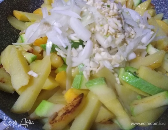 Продолжаем жарить в течение 5 минут. Всыпаем нарезанные репчатый лук и чеснок. Готовим 5 минут.