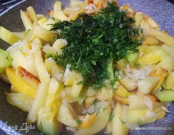 Солим овощи и добавляем укроп.