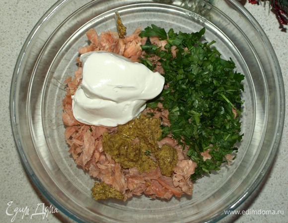 Соединить в миске горбушу, творожный сыр, соль, перец, петрушку и горчицу. Все хорошо перемешать до однородного состояния.