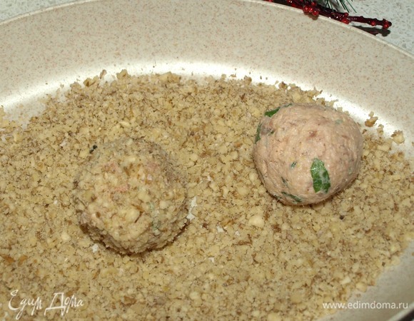 Грецкие орехи предварительно обжарить, измельчить в крошку. В крошке обваливаем шарики.