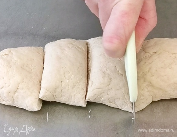 Вымешиваем тесто около 10 минут. Оно станет упругим и гладким. Формируем колбаску, которую делим на 6 равных частей.