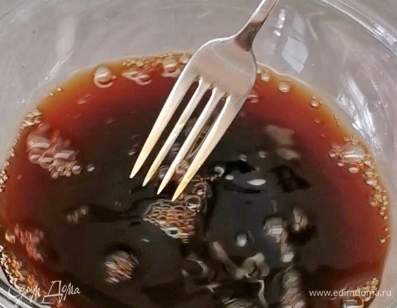 Приготовим сироп. В глубокой миске смешаем пекмез и воду. Пекмез (бекмес, дошап, бякмяз) — это густой сладкий сироп из винограда, его можно заказать в интернет-магазине.