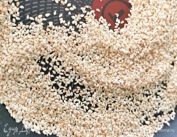 На сухой сковороде обжарить, постоянно перемешивая, кунжутные семена до легкого золотистого оттенка. Остудить.