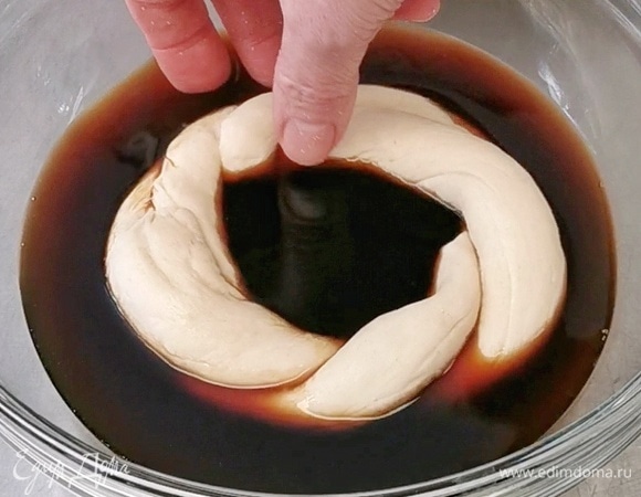 Обмакните каждое кольцо в сироп.