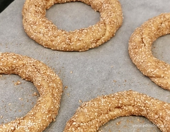 Перед отправкой в духовку руками пройдитесь еще раз по бублику, немного вытягивая его, прижимая семена кунжута. Формируем достаточно тонкие кольца одинакового размера и толщины. Выпекаем в хорошо разогретой духовке при 180°C 20–25 минут. Приятного аппетита.