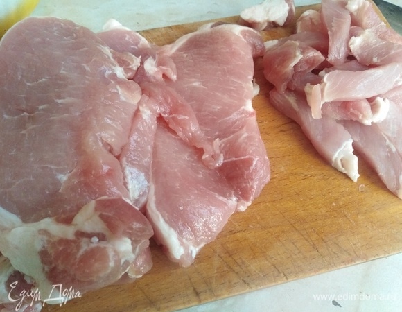 Корейку нарезать соломкой.