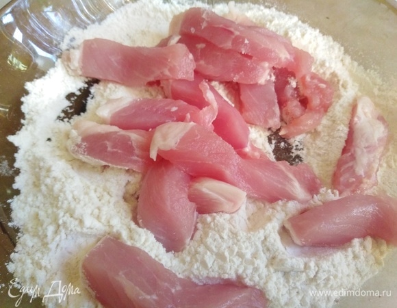 Муку смешать с солью, обвалять в ней мясо.