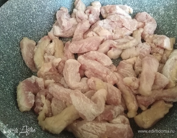 Выложить в разогретую сковороду с растительным маслом. Жарить 10 минут, помешивая, до золотистой корочки.