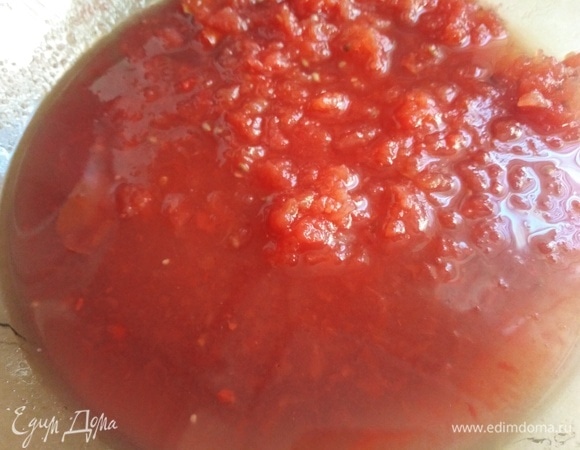Помидоры натереть на крупной терке.