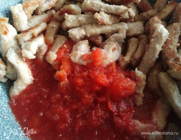 Добавить к мясу. Жарить 10 минут.