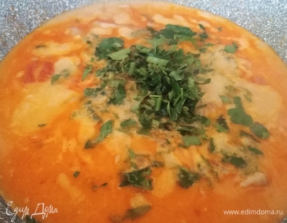 Влить воду, довести до кипения. Добавить петрушку и под крышкой томить 15 минут на небольшом огне.