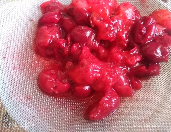 Размять их вилкой, выложить на сито, дать стечь жидкости.