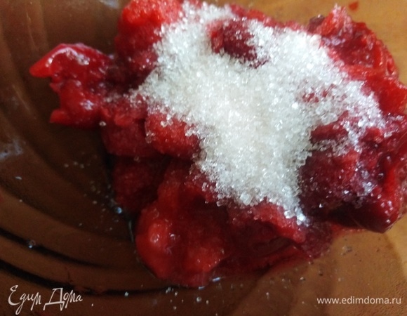 Посыпать сахарным песком.