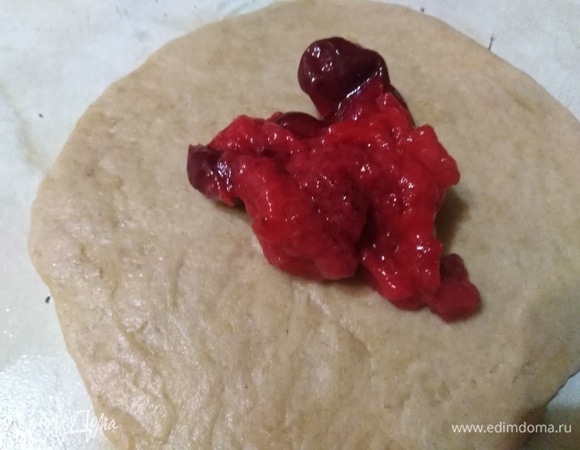 Каждую раскатать в небольшой пласт. На середину выложить ложку начинки.