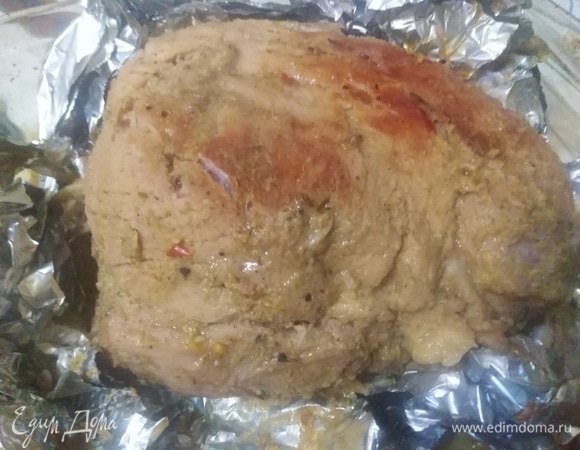 Поставить в разогретую духовку. Выпекать при 180°C 1 час 20 минут. Затем фольгу раскрыть.