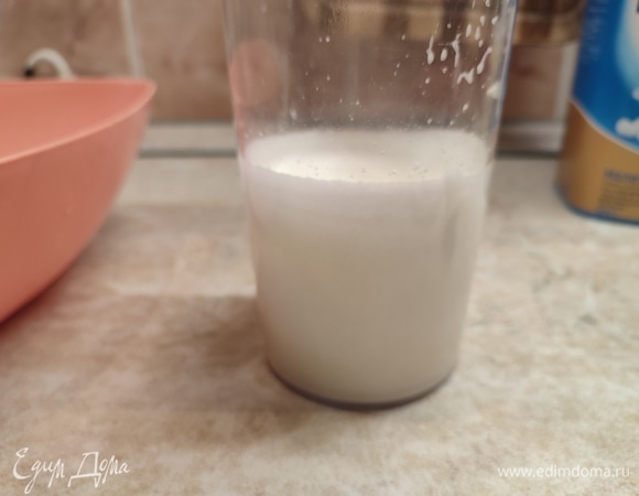 Отделить белки от желтков. Белки взбить в крепкую пену.