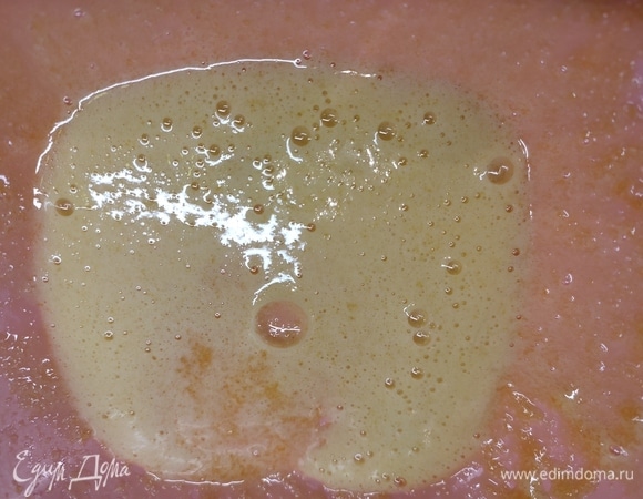 Растереть желтки с сахаром.